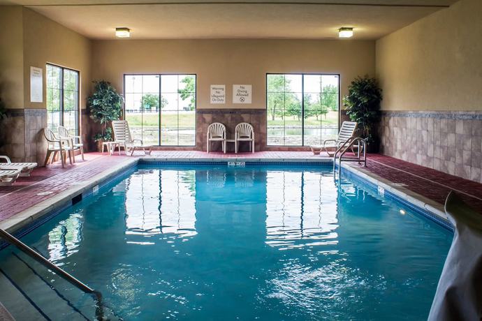 Imagen de la piscina del Hotel Econo Lodge Ankeny - Des Moines. Foto 20