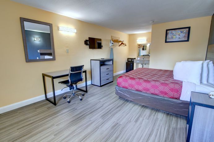 Imagen de la habitación del Hotel Econo Lodge At Military Circle. Foto 6