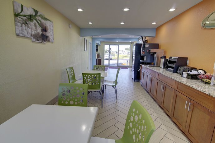 Imagen del bar/restaurante del Hotel Econo Lodge At Military Circle. Foto 3