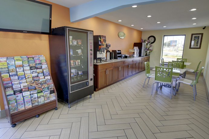 Imagen de los interiores del Hotel Econo Lodge At Military Circle. Foto 20