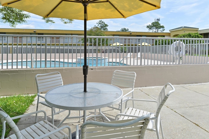Imagen de la piscina del Hotel Econo Lodge, Baton Rouge. Foto 15