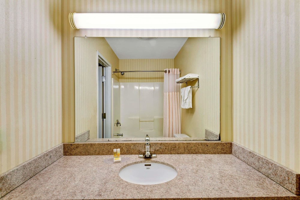 Imagen de la habitación del Hotel Econo Lodge Bethel - Danbury. Foto 7