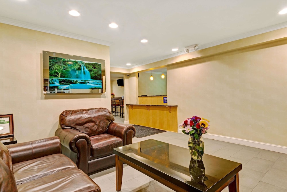 Imagen de los interiores del Hotel Econo Lodge Bethel - Danbury. Foto 14