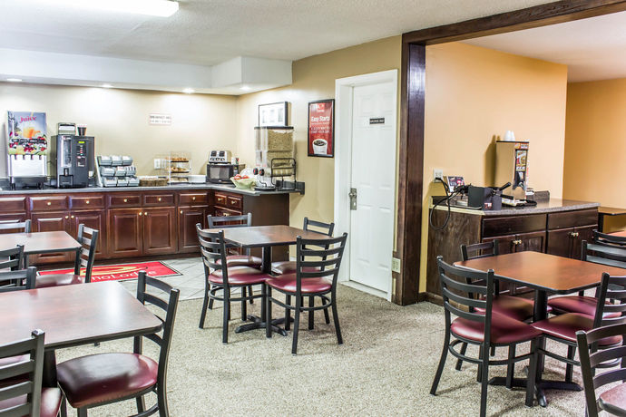 Imagen del bar/restaurante del Hotel Econo Lodge Burlington I-40. Foto 6