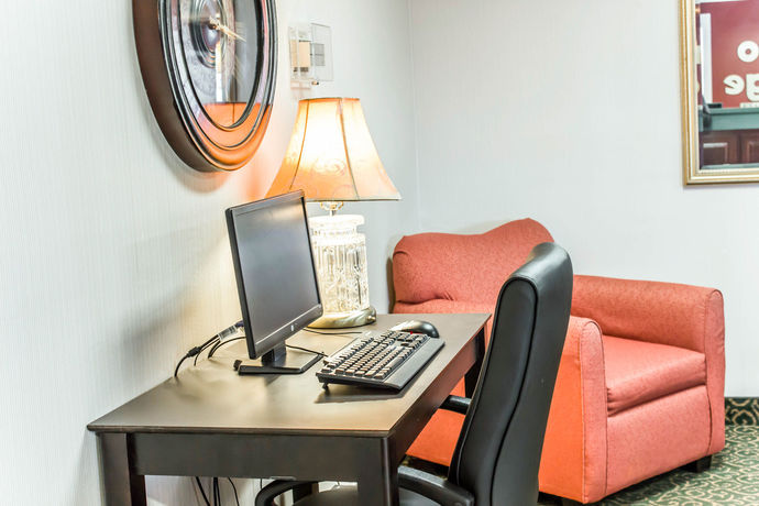 Imagen de los interiores del Hotel Econo Lodge Burlington I-40. Foto 15