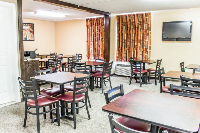Imagen del bar/restaurante del Hotel Econo Lodge Burlington I-40. Foto 7