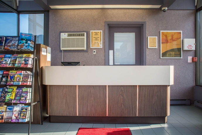 Imagen de los interiores del Hotel Econo Lodge By The Falls. Foto 6