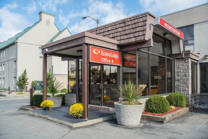 Imagen de los exteriores del Hotel Econo Lodge By The Falls. Foto 3