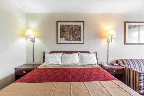 Imagen de la habitación del Hotel Econo Lodge, Calhoun. Foto 2