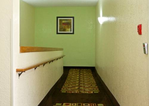 Imagen de la habitación del Hotel Econo Lodge Cartersville-emerson Lake Point. Foto 14