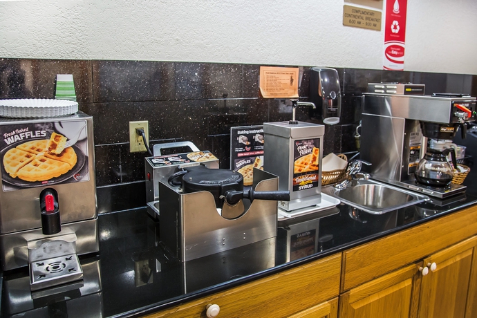 Imagen del bar/restaurante del Hotel Econo Lodge Cedar Rapids. Foto 3
