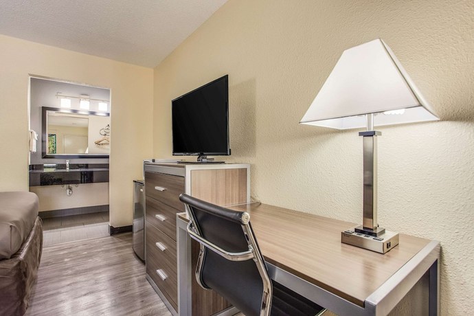 Imagen de la habitación del Hotel Econo Lodge Coliseum. Foto 8