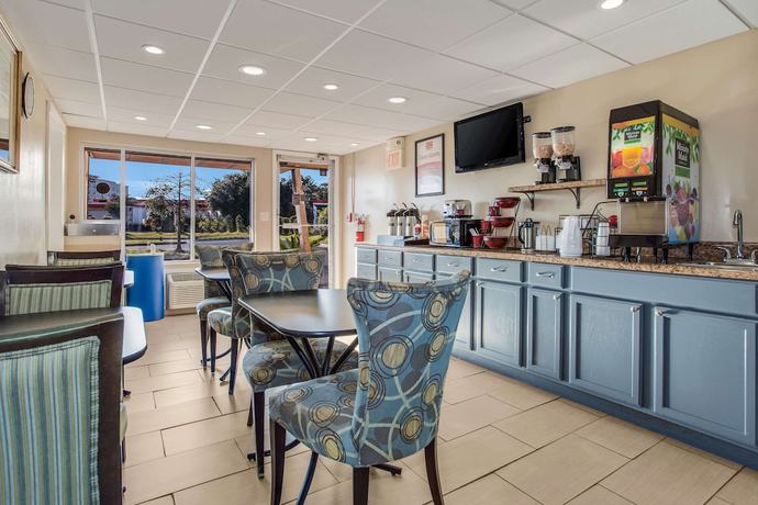 Imagen del bar/restaurante del Hotel Econo Lodge Coliseum. Foto 5