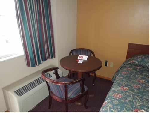 Imagen de la habitación del Hotel Econo Lodge Columbus. Foto 11