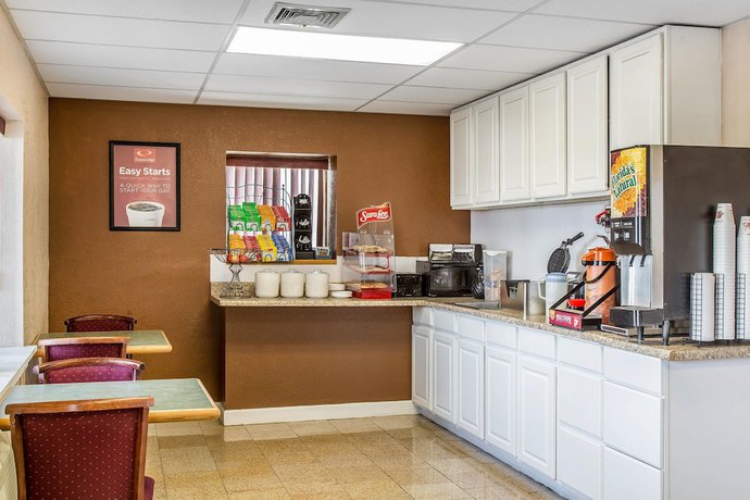 Imagen del bar/restaurante del Hotel Econo Lodge Cranston - Providence. Foto 5