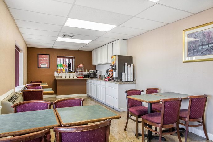 Imagen del bar/restaurante del Hotel Econo Lodge Cranston - Providence. Foto 6