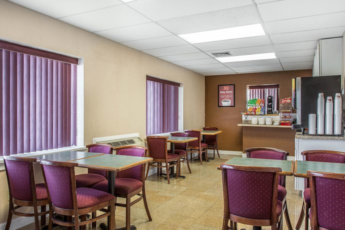Imagen del bar/restaurante del Hotel Econo Lodge Cranston - Providence. Foto 7