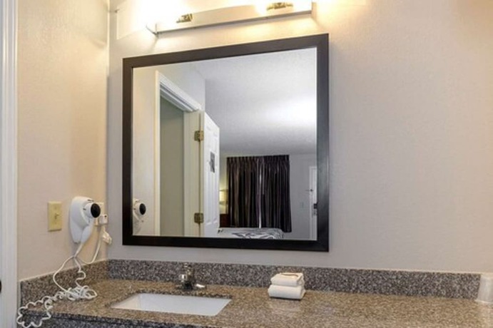 Imagen de la habitación del Hotel Econo Lodge Defuniak Springs I-10. Foto 8