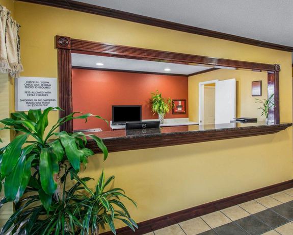 Imagen de los interiores del Hotel Econo Lodge Defuniak Springs I-10. Foto 19