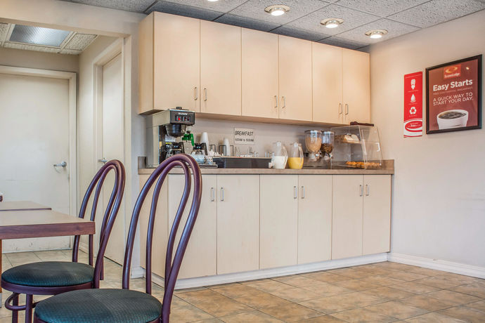 Imagen del bar/restaurante del Hotel Econo Lodge Dewitt. Foto 2