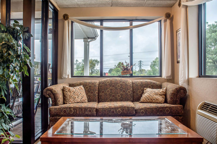 Imagen de los interiores del Hotel Econo Lodge Dewitt. Foto 15