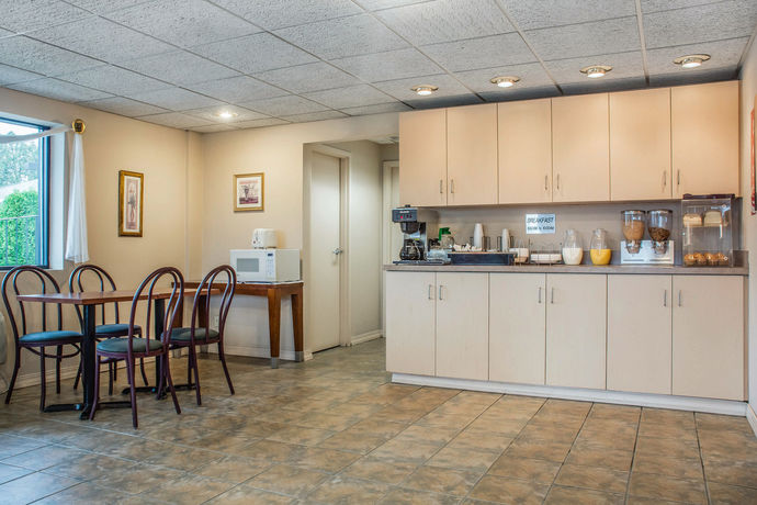 Imagen del bar/restaurante del Hotel Econo Lodge Dewitt. Foto 5