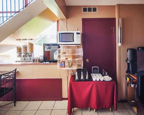 Imagen del bar/restaurante del Hotel Econo Lodge Edson. Foto 5