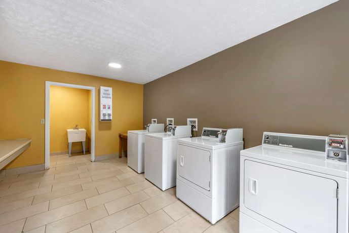 Imagen de los interiores del Hotel Econo Lodge Erlanger. Foto 19