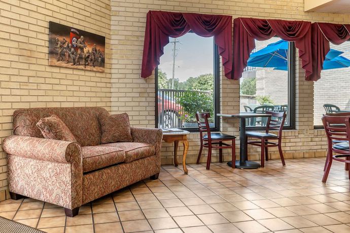 Imagen de los interiores del Hotel Econo Lodge, FAYETTEVILLE. Foto 17