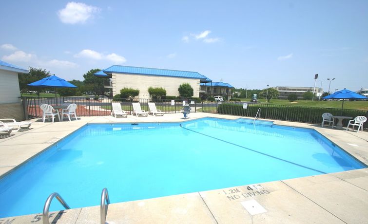 Imagen de la piscina del Hotel Econo Lodge, FAYETTEVILLE. Foto 20