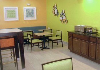 Imagen del bar/restaurante del Hotel Econo Lodge, Fultondale. Foto 2