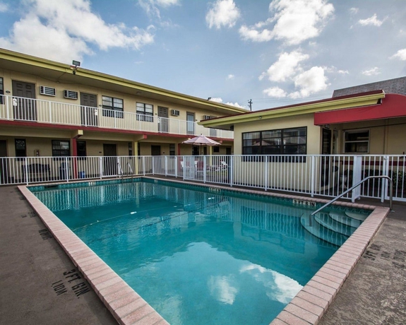 Imagen de la piscina del Hotel Econo Lodge Hollywood-ft Lauderdale International Airport. Foto 17