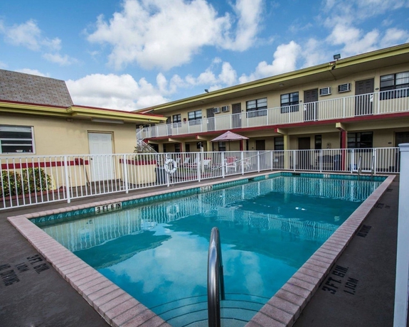Imagen de la piscina del Hotel Econo Lodge Hollywood-ft Lauderdale International Airport. Foto 18