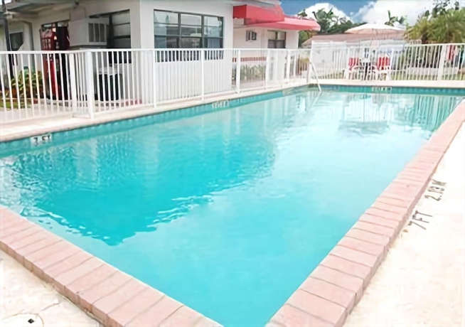 Imagen de la piscina del Hotel Econo Lodge Hollywood-ft Lauderdale International Airport. Foto 19