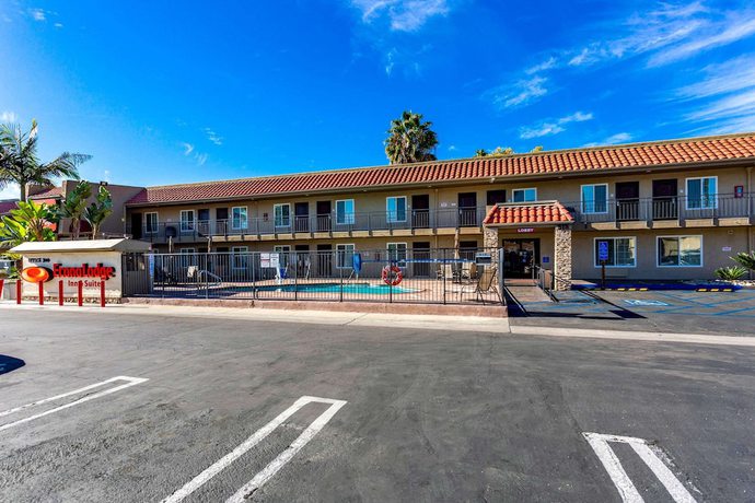Imagen general del Hotel Econo Lodge Inn And Suites Escondido Downtown. Foto 1