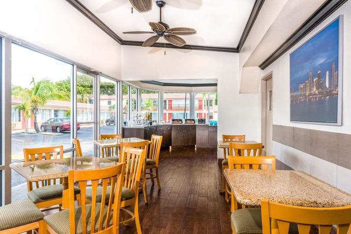 Imagen del bar/restaurante del Hotel Econo Lodge Inn And Suites, Florida City. Foto 2