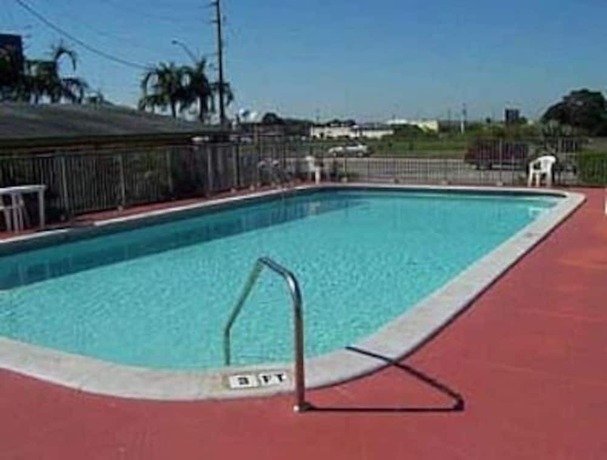Imagen de la piscina del Hotel Econo Lodge Inn And Suites, Florida City. Foto 7