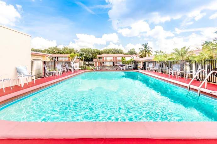 Imagen de la piscina del Hotel Econo Lodge Inn And Suites, Florida City. Foto 8