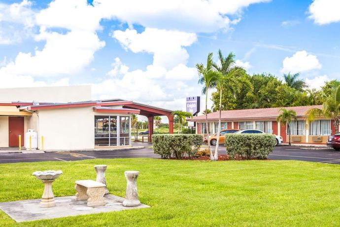 Imagen de los exteriores del Hotel Econo Lodge Inn And Suites, Florida City. Foto 5