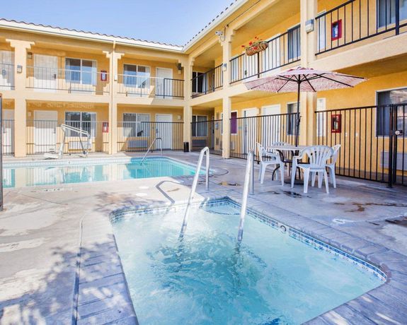 Imagen de la piscina del Hotel Econo Lodge Inn And Suites Lodi - Wine Country Area. Foto 19