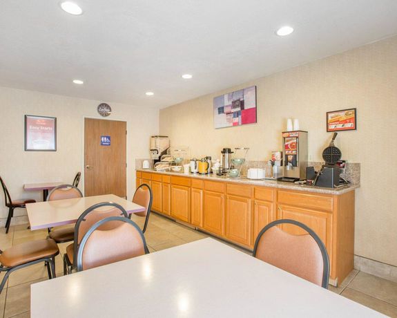 Imagen del bar/restaurante del Hotel Econo Lodge Inn And Suites Lodi - Wine Country Area. Foto 8