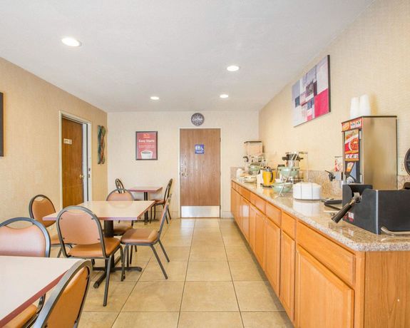 Imagen del bar/restaurante del Hotel Econo Lodge Inn And Suites Lodi - Wine Country Area. Foto 9
