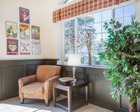 Imagen de los interiores del Hotel Econo Lodge Inn And Suites Lodi - Wine Country Area. Foto 16
