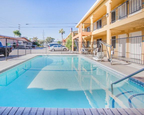 Imagen de la piscina del Hotel Econo Lodge Inn And Suites Lodi - Wine Country Area. Foto 20