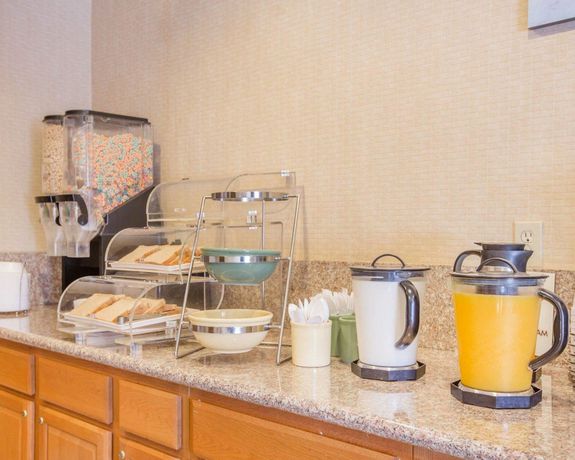 Imagen del bar/restaurante del Hotel Econo Lodge Inn And Suites Lodi - Wine Country Area. Foto 10
