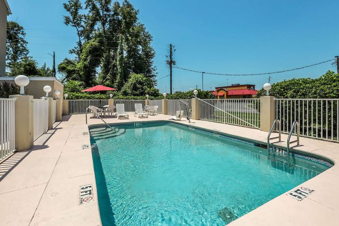 Imagen de la piscina del Hotel Econo Lodge Inn And Suites, MARIANNA. Foto 20