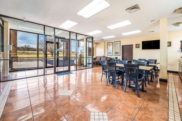 Imagen del bar/restaurante del Hotel Econo Lodge Inn And Suites Macon. Foto 2