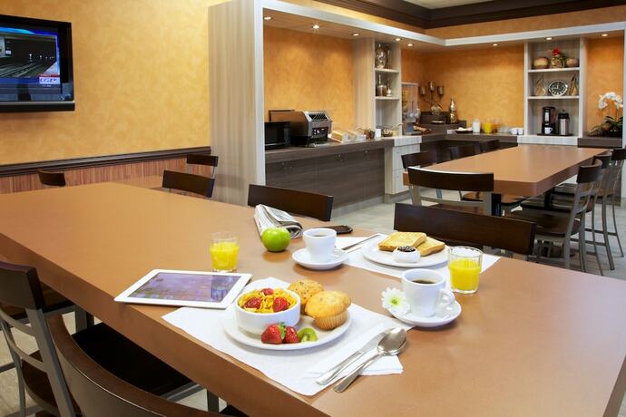 Imagen del bar/restaurante del Hotel Econo Lodge Inn And Suites, Montmagny. Foto 12