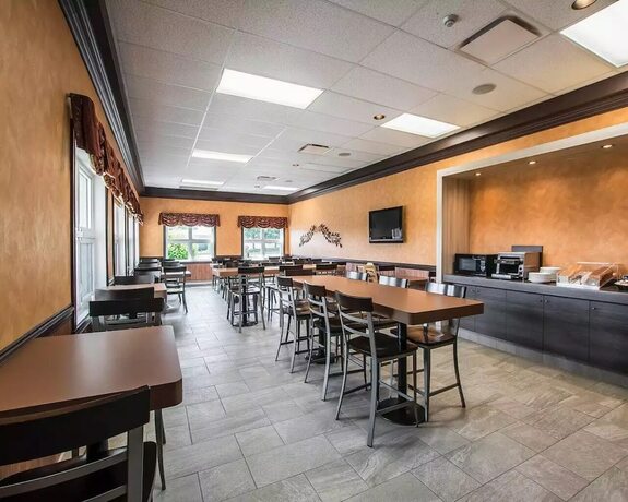 Imagen del bar/restaurante del Hotel Econo Lodge Inn And Suites, Montmagny. Foto 13