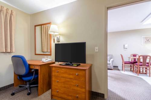 Imagen de la habitación del Hotel Econo Lodge Inn & Suites I-35 At Shawnee Mission. Foto 13